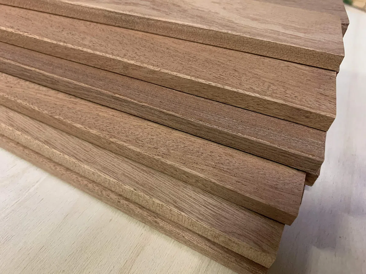 Listello in legno di mogano grezzo piallato 4 lati lunghezza cm. 80 confezione pz.5 totale mt. 4,00. Made in Italy. (Mogano mm.10x30x800 pz.5)