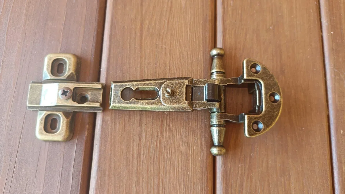 Cerniere per Mobili Antichi Cerniera per Ante in Battuta Arte Povera stile antico completa di basetta, Finitura bronzata scodellino 27