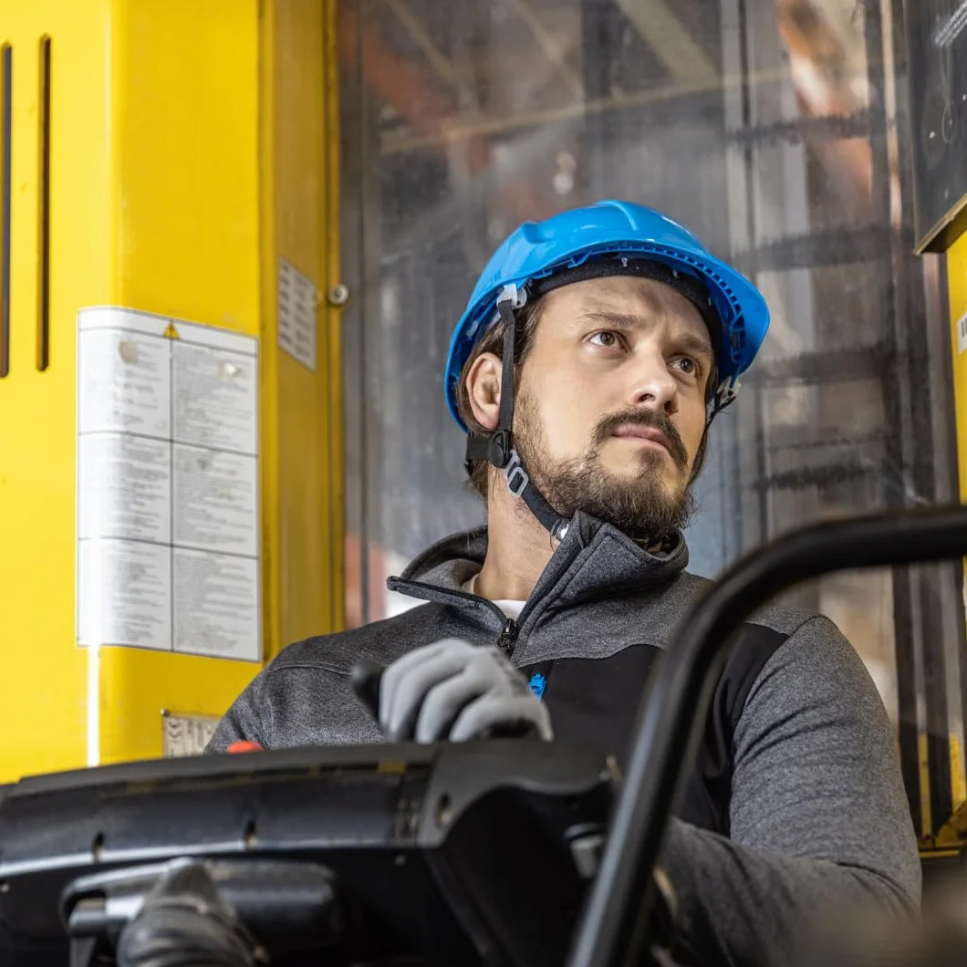 Högert Technik - Casco protettivo PLONER blu tinta unita | Casco protettivo per lavoratori edili | EN 397 | regolabile con un pulsante | fori di ventilazione | fascia di sudore | protezione dai raggi