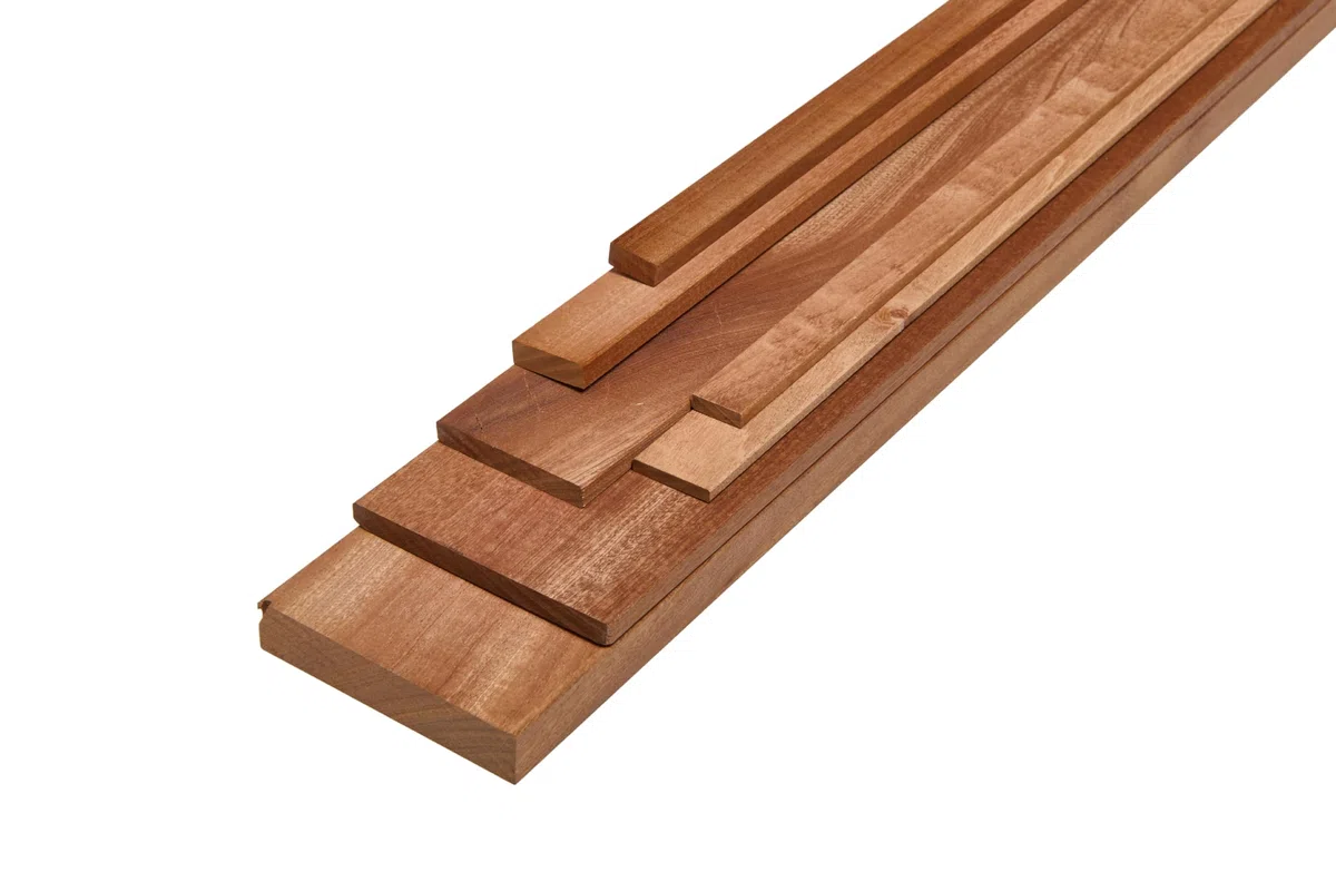 Listello in legno di mogano grezzo piallato 4 lati lunghezza cm. 80 confezione pz.5 totale mt. 4,00. Made in Italy. (Mogano mm.10x30x800 pz.5)