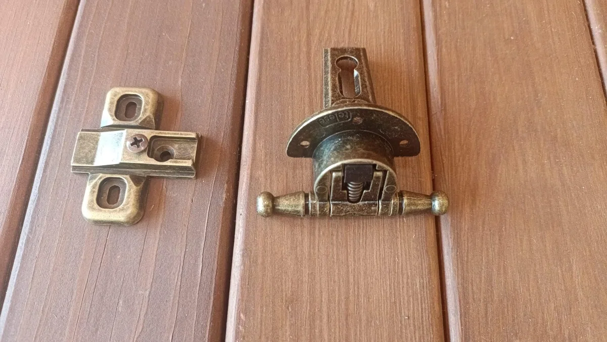 Cerniere per Mobili Antichi Cerniera per Ante in Battuta Arte Povera stile antico completa di basetta, Finitura bronzata scodellino 27