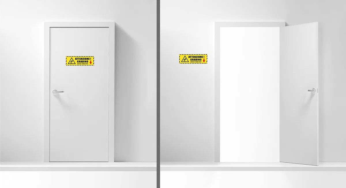2 Adesivi Attenzione al gradino, mis. 30x10 cm, in italiano e inglese, cartello in vinile, pittogramma sicurezza pericolo caduta, laminato antigraffio e anti UV, impermeabile lavabile.